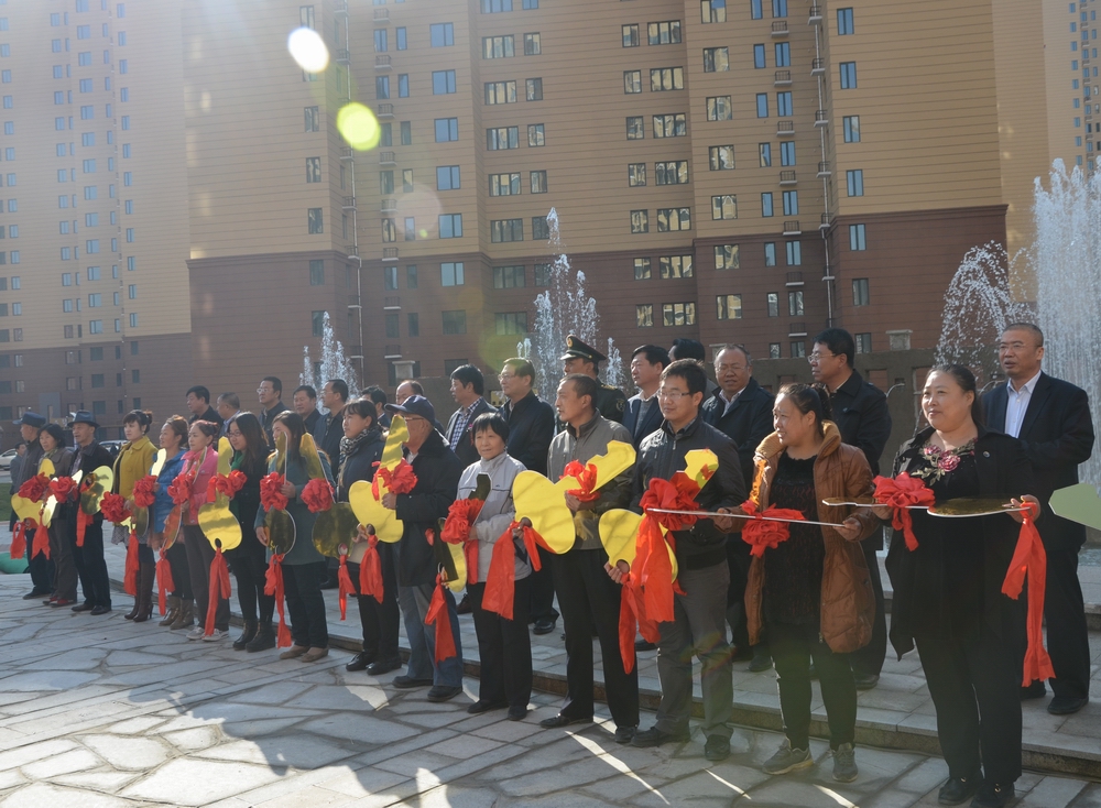 2013年10月25日，城發(fā)公司承建的呼市首個(gè)公租房小區(qū)——康居家園公租房交付使用。申請到公租房的百姓代表領(lǐng)了鑰匙。.JPG